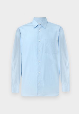 Lys blå langærmet skjorte med button-down krave og en enkelt brystlomme, præsenteret mod en neutral baggrund.