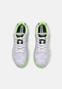Adidași albi cu un model texturat, accente verzi, detalii din plasă negre și șireturi albe. Au un guler căptușit pentru confort.