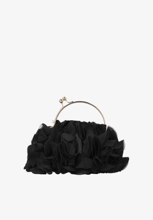 Sort clutchtaske med flæset stofdetalje, metalrammehåndtag og låsespænde. Blød tekstur med lagdelte designelementer.