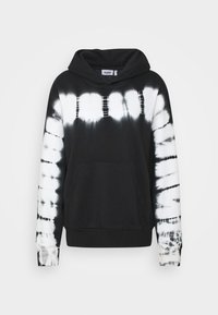 Sudadera negra con estampado tie-dye que presenta un bolsillo canguro, capucha con cordón y patrones blancos en contraste en las mangas y la parte superior del cuerpo.