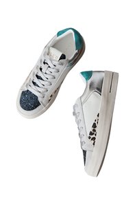 Baskets basses avec une tige en cuir blanc et métallique argenté, accents bleus, bout pailleté marine, et motif léopard sur les côtés.