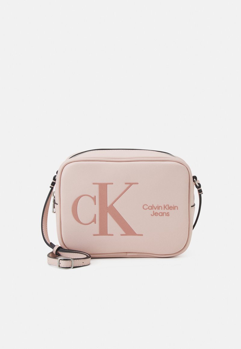 Calvin Klein Jeans SCULPTED LARGE CAMERA Across body bag pale conch