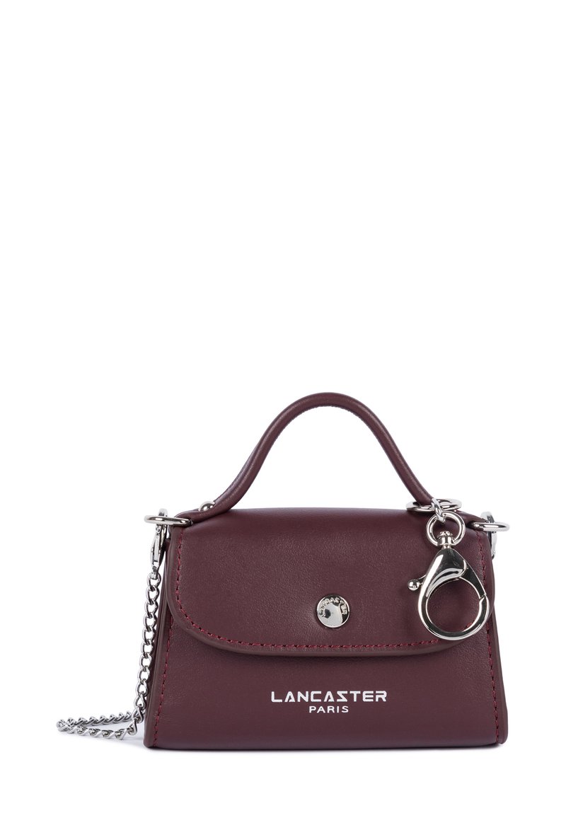 Borsa in pelle bordeaux con inserti in metallo argentato, manico superiore e tracolla a catena staccabile. Presenta il logo sulla parte anteriore e una chiusura a scatto.