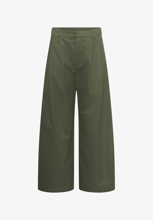 Pantalones de tiro alto, de pierna ancha, color verde oliva, con presillas para cinturón, pliegues delanteros y cierre frontal oculto.