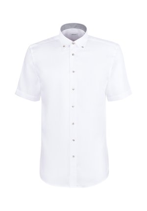 Biała koszula na krótki rękaw z zapięciem na guziki, kołnierzykiem zapinanym na guziki oraz kratkowaną podszewką wewnętrznego kołnierzyka, widok z przodu na białym tle.