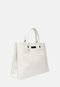 Witte krokodillenembossed leren handtas met gestructureerd ontwerp, twee korte handvatten en een zwart accentpaneel met gaten.