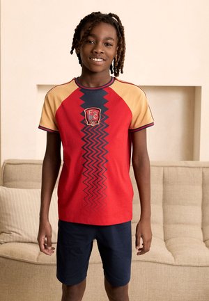 Next, REGULAR FIT - SINGLE SHORT FOOTBALL PYJAMAS SET - Pyžamová súprava - red yellow blue spain