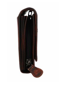Cartera de cuero marrón con cierre de cremallera, múltiples ranuras para tarjetas y un acabado texturizado. El diseño presenta bordes redondeados y una etiqueta de cuero.
