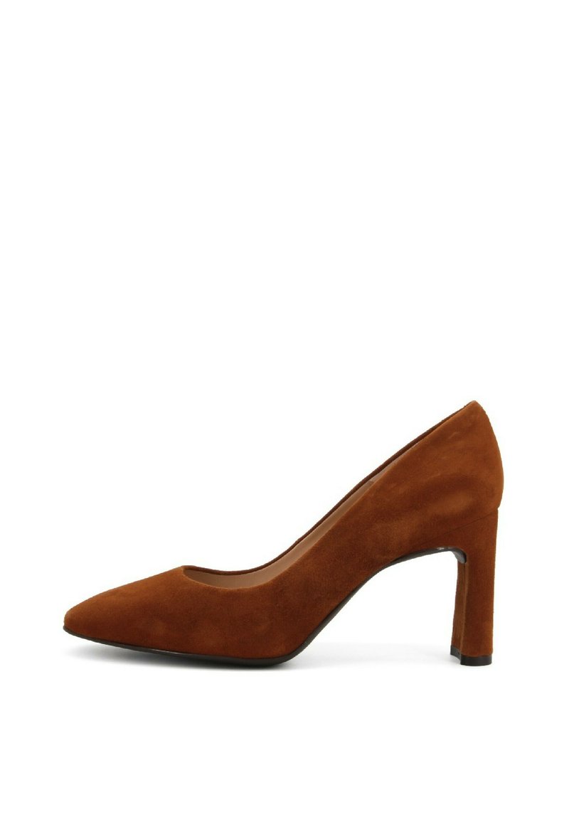 Pumps alti in suede marrone con punta affusolata, texture liscia e tacco a blocco tapered di 6 cm. Design pulito e silhouette semplice.