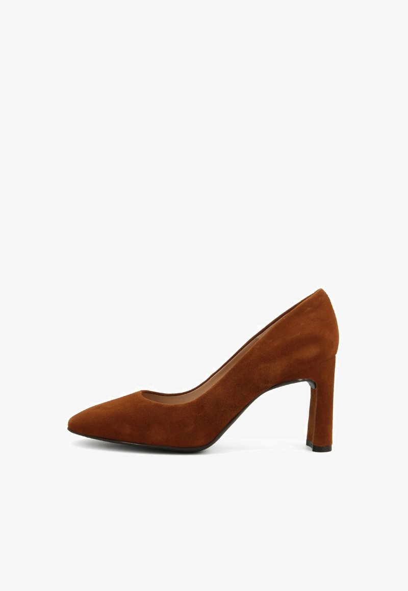 Pumps alti in suede marrone con punta affusolata, texture liscia e tacco a blocco tapered di 6 cm. Design pulito e silhouette semplice.