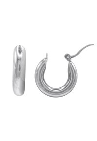 Orecchini a cerchio in argento con una finitura liscia e lucida. Il design presenta un motivo rigato che crea un effetto a strati. Chiusura con gancio sicuro.
