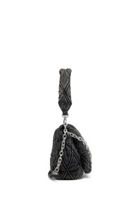 Borsa in denim nera trapuntata con manico superiore imbottito e tracolla in catena argentata, che mette in mostra una texture morbida e una forma arrotondata.