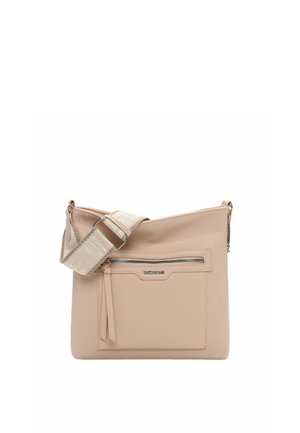 Beige Schultertasche mit breitem, verstellbarem Stoffgurt, Frontreißverschlusstasche und Lederstruktur vor weißem Hintergrund.