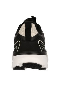 Svart atletisk sko med en slät, gummisula; meshdetalj vid ankeln; och en dragflik baktill för enkel påtagning.