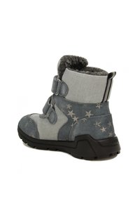 Graue Winterstiefel aus einer Kombination von strukturiertem Wildleder und Stoff, mit Sternmustern, verstellbaren Riemen und einer robusten schwarzen Gummisohle.