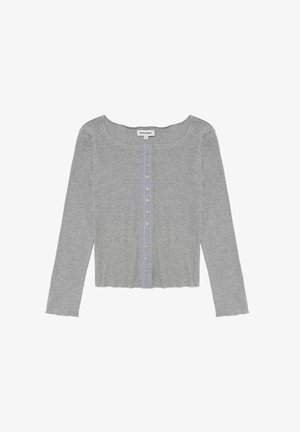 Graues Langarmoberteil mit rundem Halsauschnitt, das über eine vordere Knopfleiste mit subtilem, kontrastierendem blauen Knopf verfügt. Sanfte Textur.