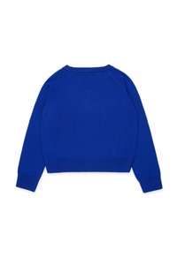 Blå strikket genser med rund hals, raglanermer og ribbede mansjetter, med en glatt tekstur og en kort design bak.