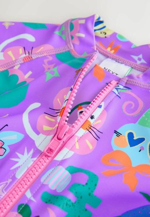 Violeta peldkostīms ar rotaļīgām krāsām, kurās redzami kaķi, ziedi un formas. Iekļauts rozā rāvējslēdzis un augstas elastības, gluda materiāla.