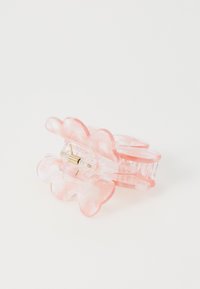 Růžová sponka do vlasů ve tvaru motýla vyrobená z translucentního plastu, vybavená kovovým pružinovým mechanismem a hladkým povrchem s zaoblenými okraji.