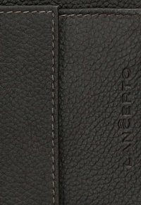 Ciemnobrązowy skórzany portfel z teksturowanym materiałem, subtelnym przeszyciem i tłoczonym logo. Kompaktowy, o gładkim wykończeniu.