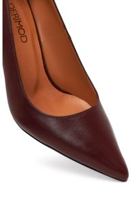 Bordeaux nepleer hoge hak schoenen met een spitse neus en een gladde textuur. De binnenzijde is tan met zichtbare stikseldetails.