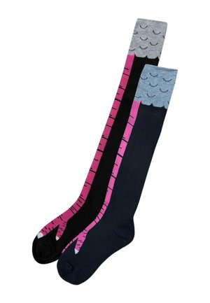 Deux chaussettes montantes avec des motifs de jambes de flamant rose, une noire avec un motif de flamants roses roses et un haut gris, l'autre bleu marine avec un motif de flamants roses roses et un haut bleu clair.