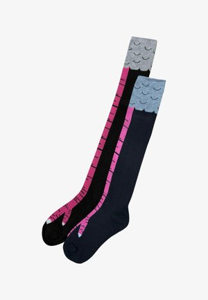 Dos calcetas hasta la rodilla con diseños de patas de flamenco, una negra con patrón de flamenco rosa y parte superior gris, y la otra azul marino con patrón de flamenco rosa y parte superior azul claro.