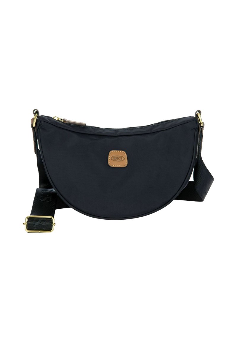 Borsa a tracolla in nylon nero con forma arrotondata, accentata in pelle, chiusura a zip e tracolla regolabile. Presenta una patch con il logo sul fronte.