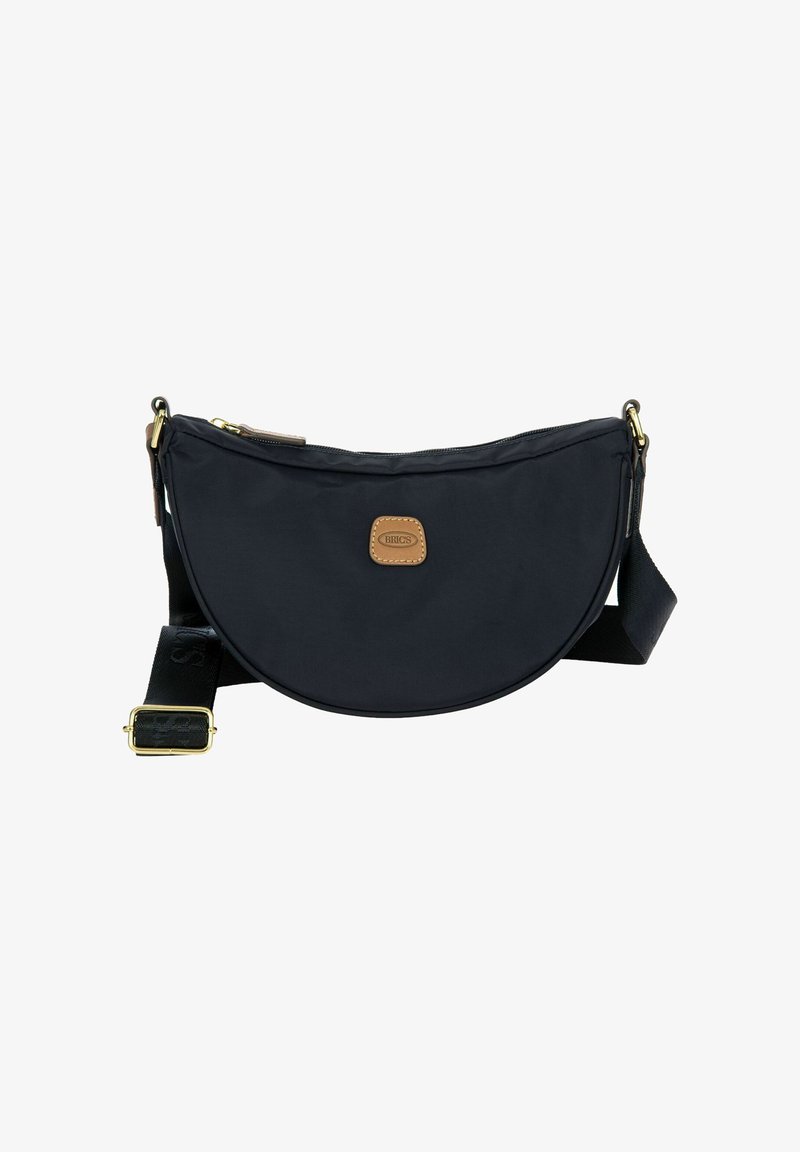 Borsa a tracolla in nylon nero con forma arrotondata, accentata in pelle, chiusura a zip e tracolla regolabile. Presenta una patch con il logo sul fronte.