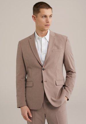 Chaqueta de traje ajustada de color marrón claro con solapas de pico, dos bolsillos frontales, cierre de un botón y una sutil textura en la tela.