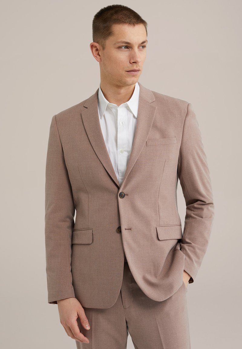 Világosbarna szabott zakó, amelynek kihajtott gallérja, két elülső zsebe, egysoros gombolása és enyhén texturált anyaga van.