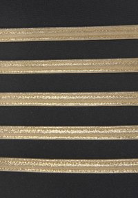 Tissu noir avec des bandes dorées brillantes horizontales. La texture semble lisse avec un léger éclat. Les bandes varient en largeur et sont uniformément espacées.