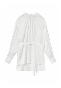 Blusa bianca con maniche lunghe, colletto plissettato, cintura legata in vita e maniche con polsini. Tessuto morbido e design a vestibilità ampia.