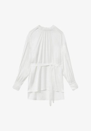 Bijela bluzica s dugim rukavima, nabranim dekolteom, vezanim pojasom u struku i rukavima s manžetama. Glatka tekstura i ležeran kroj.