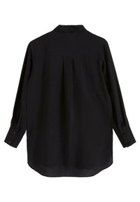 Maglietta nera a maniche lunghe con colletto, caratterizzata da una piega sul retro, polsini con bottone e orlo arrotondato. Realizzata in tessuto leggero.