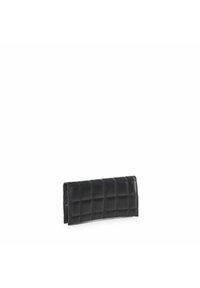 Cartera de cuero negro con diseño acolchado, forma rectangular, textura suave y cierre a presión, que muestra acentos de costura definidos.