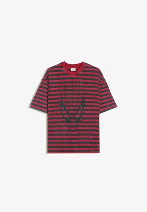 Rød og sort t-shirt med vandrette striber med et diskret sort edderkoppespind og edderkop design foran.