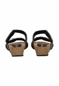 Sandali con zeppa in sughero nera con doppie cinghie, decorazioni in perline e una soletta dalla texture particolare. Posteriore semi-aperto con un tacco leggero.