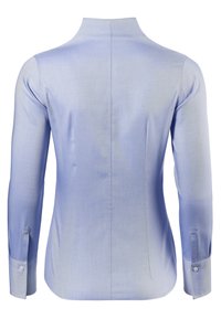 Helles blaues Langarmshirt mit hohem Kragen, glatter Textur und geknöpften Manschetten. Taillierte Passform mit vertikalen Nahtdetails.