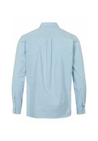 Ljusblå långärmad skjorta med knappar sedd bakifrån, med en enda veck under axeln och knäppta manschetter.