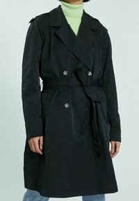 Czarny płaszcz trenchowy z podwójnymi guzikami, paskiem w talii i długimi rękawami. Gładki materiał i klasyczny design kołnierza.