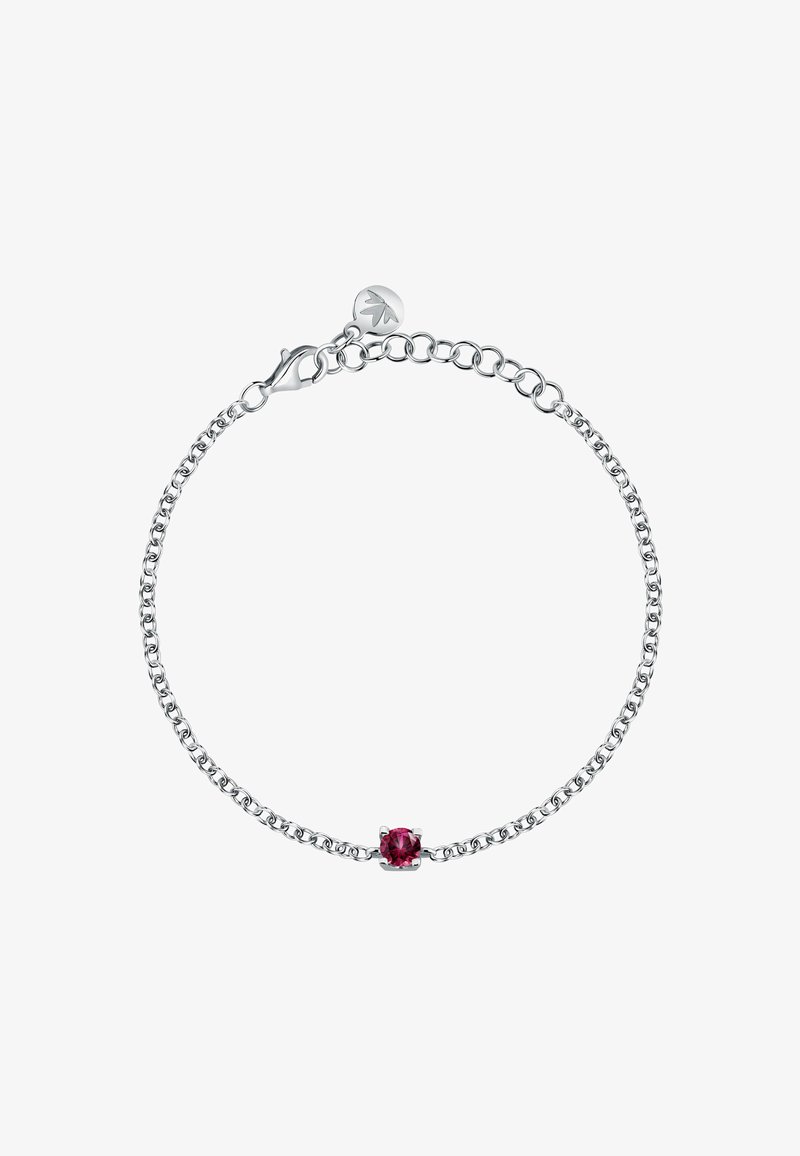 Bracciale in argento con una pietra preziosa rotonda rossa al centro, dotato di chiusura a moschettone e catena con lunghezza regolabile.