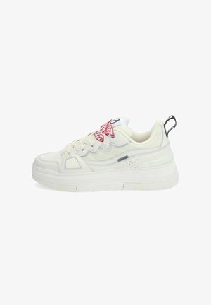 Baskets blanches en cuir texturé et en maille, avec une semelle épaisse, un motif en zigzag rouge sur la languette et un onglet de talon noir.