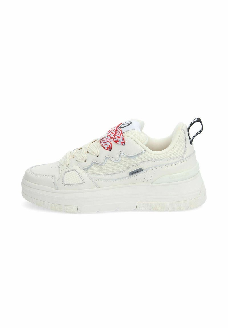 Baskets blanches en cuir texturé et en maille, avec une semelle épaisse, un motif en zigzag rouge sur la languette et un onglet de talon noir.