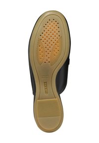 Semelle en cuir noir avec un motif prononcé ; dotée de perforations et d'un extérieur en caoutchouc tan pour l'adhérence et la respirabilité.