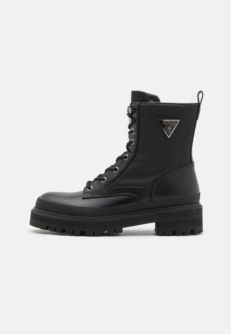 Sorte læder kampstøvler med en kraftig gummisål, seks snørrehuller, frontlæsning, metal logo-detalje og en bageste trækflap.