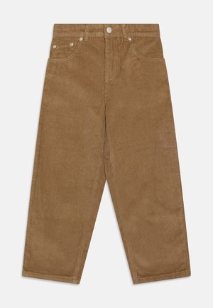 Pantalon en velours côtelé marron avec poches avant, passants pour ceinture et fermeture par bouton, présenté sur un fond uni.