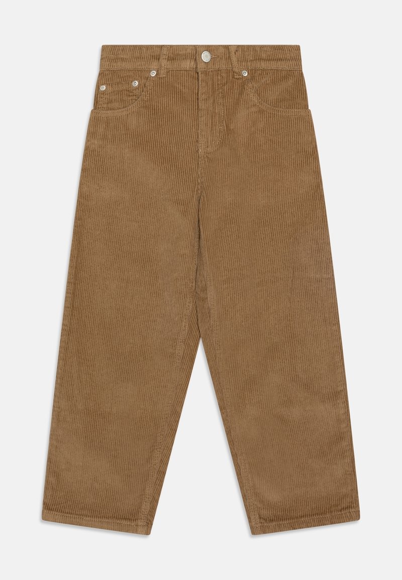 Pantalon en velours côtelé marron avec poches avant, passants pour ceinture et fermeture par bouton, présenté sur un fond uni.