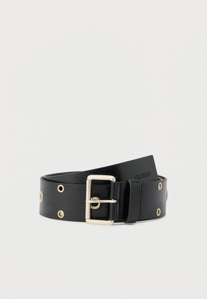 Ceinture en cuir noir avec une boucle en métal brillante, ornée de clous couleur or et une texture lisse. Nom de la marque embossé sur la sangle.