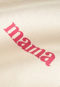 Borsa in tela di colore naturale con la parola "mama" stampata in lettere rosa in grassetto. Texture intrecciata, con una superficie liscia e tipografia chiara.
